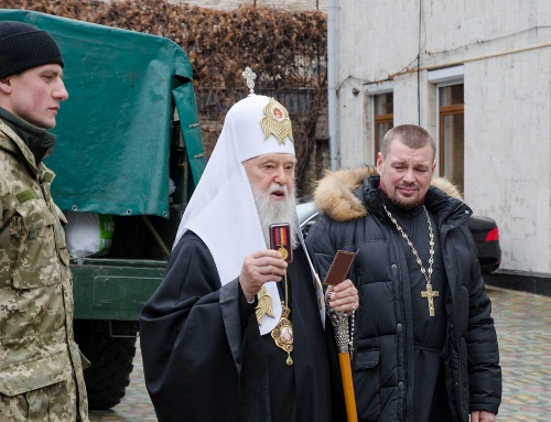 Патріарх Філарет передав різдвяні подарунки - партію гуманітарної допомоги для українських воїнів